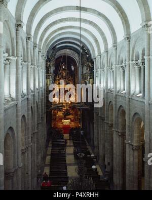 ARTE ROMANICO. ESPAÑA. CATEDRAL. Hacia 1075 Iniciada por Orden del obispo Diego Pelaez por el MAESTRO ESTEBAN. La Mayor parte de la obra se concluyó En 1122. En siglos sucesivos se realizaron Nuevas obras Hasta culminar con la fachada Barroca en el s. Xviii. Kirchenschiff zentrale con el ALTAR MAYOR, al Fondo. SANTIAGO DE COMPOSTELA. Estado de A Coruña. Galizien. Stockfoto