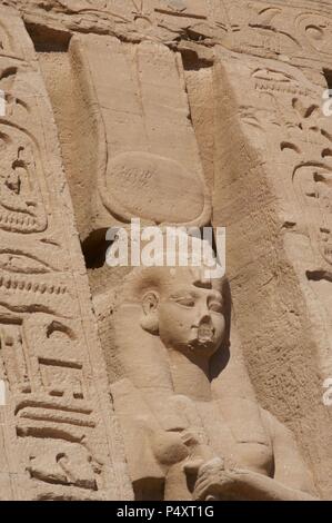 Nefertari, auch als Nefertari Merytmut bekannt. Eine der Großen Königlichen Frauen (oder Principal Frauen) von Ramses des Großen. Neuen Reich. Tempel der Hathor oder kleinen Tempel. Abu Simbel. Ägypten. Stockfoto