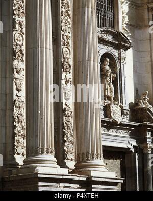 Spanien. Murcia. Die Kathedrale der Heiligen Maria. Hauptfassade von Jaime Bort. 18. Barock. Detail der Korinther Säulen und Saint Joseph Tür. Stockfoto