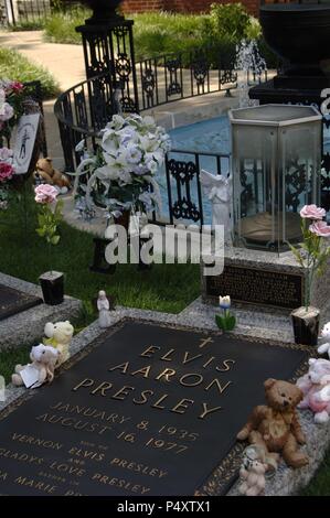 Tennessee. Memphis. Graceland Mansion an Elvis Presley (1935-1977). Meditation-Graden. Grab des "Königs". USA. Stockfoto