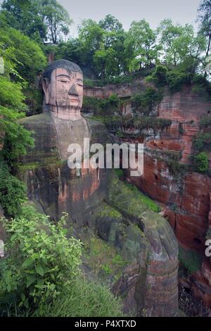 Leshan Giant Buddha (713-803). In eine Klippe des Mount Lingyun geschnitzt. Zeigt Maitreya Buddha sitzt. Provinz Sichuan. China. Stockfoto