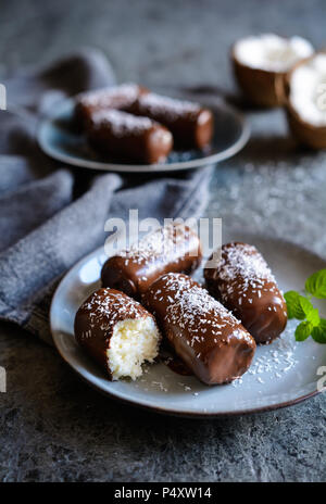 Leckere hausgemachte coconut Bars, umhüllt mit Schokolade Stockfoto