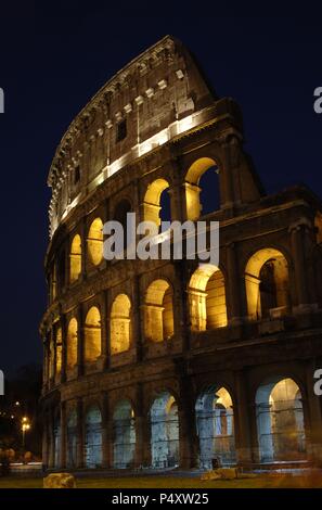 Italien. Rom. Das Kolosseum (Kolosseum) oder Flavischen Amphitheater. Elliptische Konstruktion gebaut aus Beton und Stein. 1. Jahrhundert A.C. Nächtliche Ansicht. Stockfoto