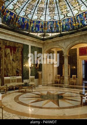 ARTE SIGLO XX. ESPAÑA. PALACETE ALBENIZ. Antiguo pabellón echten construído en 1929 para Inquietar visitantes ilustres. Vista de una de las Salas, mármol y decorada con una Cúpula de vidrieras de Cristal. BARCELONA. Cataluña. Stockfoto