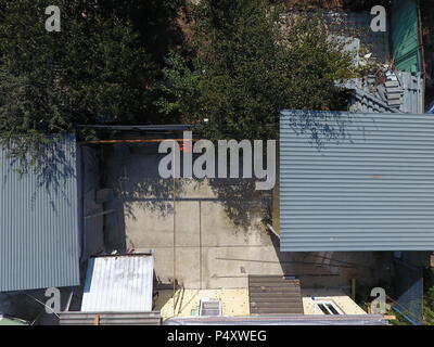 Slavjansk-auf-Kuban, Russland - 10. September 2017: Wohnhaus und Nebengebäuden. Das Dach des Hauses reparieren. Feuchtigkeit Isolierung unter Metall. Stockfoto