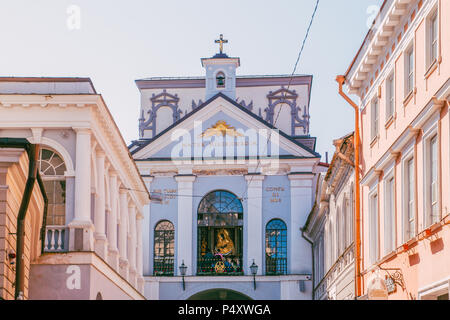 Leute sind an der Kapelle mit Ostrobramskaya Ikone der Mutter Gottes an Heiligen Tore, Tor der Morgenröte, Vilnius, Litauen. Stockfoto