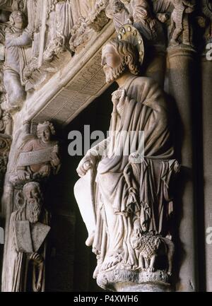 APOSTOL SANTIAGO (Betsaida,? - Jerusalén, h 42). Apostol, con Pedro y Juan, uno de los discípulos predilectos de Jesús. IMAGEN DEL APOSTOL SANTIAGO SOBRE EL ARBOL DE JESE'en el PARTELUZ DEL PORTICO DE LA GLORIA. SANTIAGO DE COMPOSTELA. Estado de A Coruña. Galizien. España. Stockfoto