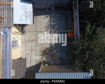 Slavjansk-auf-Kuban, Russland - 10. September 2017: Wohnhaus und Nebengebäuden. Das Dach des Hauses reparieren. Feuchtigkeit Isolierung unter Metall. Stockfoto