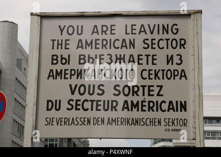 Checkpoint Charlie. Das berühmteste der Grenzübergangsstellen der Berliner Mauer zwischen den beiden Teilen der Stadt. Plakat. Berlin. Deutschland. Stockfoto