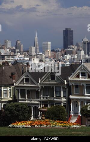 ESTADOS UNIDOS. SAN FRANCISCO. Vista de las Casas típicas VICTORIANAS en Alamo Square. Estado de Kalifornien. Stockfoto