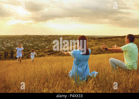 Glückliche Familie zusammen im Freien spielen. Stockfoto