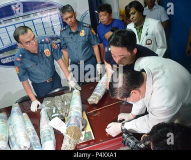 Quezon City, Philippinen. 22. Juni, 2018. National Capital Region Polizeiamt (NCRPO) Direktor, PCSupt Guillermo Lorenzo T. Eleasar während des Wiegens die vermuteten getrocknete Marihuana Blätter in engen Kunststoff verpackt im Wert von ca. 1,4 Millionen Pesos. Credit: Robert Oswald Alfiler/Pacific Press/Alamy leben Nachrichten Stockfoto