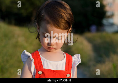 Kleine Engel Schönheit mit Sekt Sonnenuntergang in ihren Augen. Stockfoto