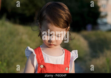 Kleine Engel Schönheit mit Sekt Sonnenuntergang in ihren Augen. Stockfoto