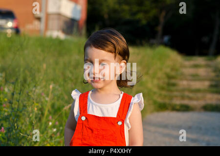 Kleine Engel Schönheit mit Sekt Sonnenuntergang in ihren Augen. Stockfoto