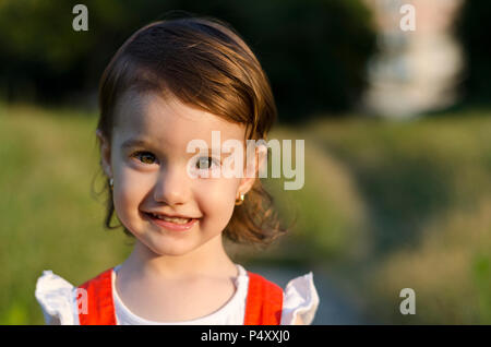 Kleine Engel Schönheit mit Sekt Sonnenuntergang in ihren Augen. Stockfoto