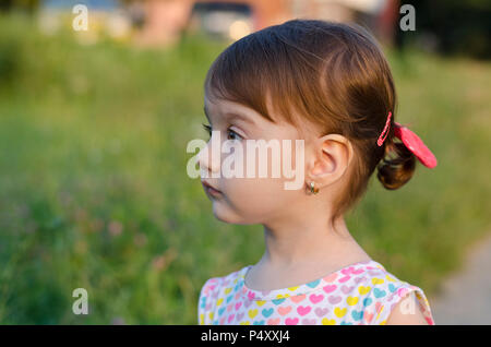 Kleine Engel Schönheit mit Sekt Sonnenuntergang in ihren Augen. Stockfoto