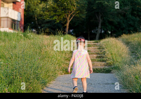 Kleine Engel Schönheit in der funkelnden Sonnenuntergang Fußweg Stockfoto