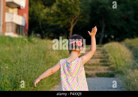 Kleine Engel Schönheit in der funkelnden Sonnenuntergang Fußweg Stockfoto