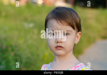 Kleine Engel Schönheit mit Sekt Sonnenuntergang in ihren Augen. Stockfoto