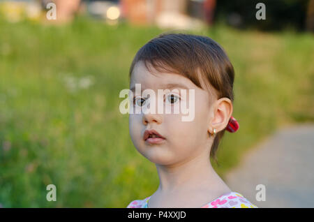 Kleine Engel Schönheit mit Sekt Sonnenuntergang in ihren Augen. Stockfoto