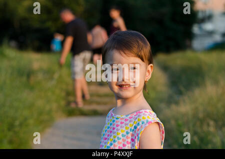 Kleine Engel Schönheit mit Sekt Sonnenuntergang in ihren Augen. Stockfoto