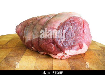 Studio Bild der Oberschale Rindfleisch ruht auf einem hölzernen Schneidebrett auf weißem Hintergrund - Johannes Gollop Stockfoto