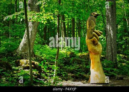 Crawford Lake Conservation Area und Irokesen Dorf. Campbellville Ontario Kanada. Holzschnitzereien entlang der Versteckten und Trail suchen. Stockfoto