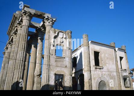 Römische Kunst. Tempel der Diana. Ostseite. Korinthischen Stil, vor allem der Renaissance Fenster mit dem Corbos' Wappen der Familie. Nach dem Tempel, der Palast des Grafen von Corbos. Merida. Der Extremadura. Spanien. Stockfoto