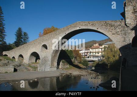 Camprodon. Blick auf die "neue Brücke" (Pont Nou) auf dem Fluss Ter. Zwischen 1196 und 1226 gebaut. Ripolles. In der Provinz Girona. Katalonien. Spanien. Europa. Stockfoto