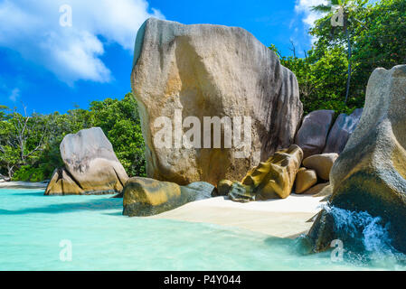 Source d'Argent Beach in Insel La Digue, Seychellen - schön geformten Granitfelsen und Rock Formation - Paradise Beach und tropischen destinatio Stockfoto
