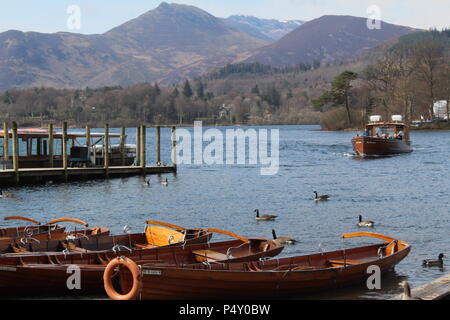 Lady Derwent Water Motor Launch mit Derwent Isle im Hintergrund Cumbria Britain, Großbritannien Stockfoto