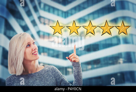 Schöne blonde Frau, die ihre Finger nach oben Auswahl der vier Sterne Bewertung. Feedback für guten Kundenservice geben. Stockfoto