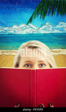 Close up Portrait von blonde Schüler Mädchen hinter einem roten Buch versteckt, träumen von exotischen Sommerurlaub beim Studieren. Eine Bremse, alle Gedanken auf Vac