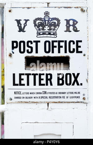 Eine seltene alte viktorianische Post Box, blanchland Shop & Post im Blanchland, Northumberland, England. Stockfoto
