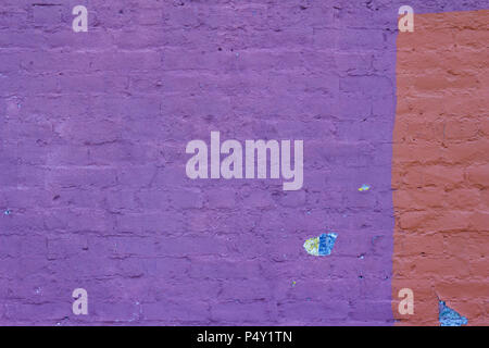 Antike distressed Clay brick wall mit Peeling Lavendel lackierte Oberfläche mit Gepatchten orange lackiert Abschnitt Stockfoto