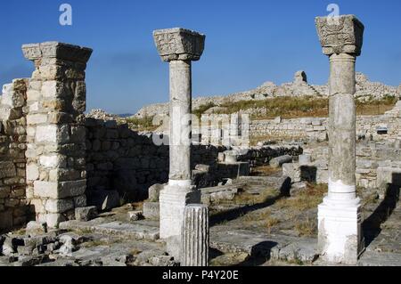 Frühe christliche Kunst Byllis archäologischen Stätte. Die Ruinen der Kathedrale, die in IV Jahrhundert N.chr. erbaut Im fünften Jahrhundert wurde das Atrium und der Galerie hinzugefügt. Republik Albanien. Stockfoto