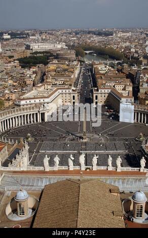 Vatikanstadt. St. Peter's Square von der Kuppel der Basilika mit der kolonnade von Gian Lorenzo Bernini zwischen 1656 und 1665 entworfen. Stockfoto