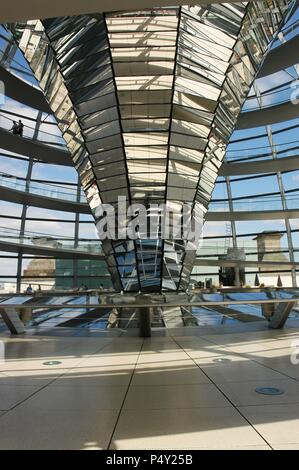 Kuppel des Reichstags, Sitz des Deutschen Bundestages, gestaltet von Norman Foster (b.1935). Innenraum. Berlin. Deutschland. Stockfoto