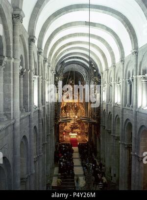 Spanien. Galizien. Santiago de Compostela. Kathedrale. Bau der heutigen Kathedrale begann im Jahre 1075 unter der Herrschaft von Alfons VI. von Kastilien (1040Ð1109) und der Schirmherrschaft von Bischof Diego Pelaez. Das Gebäude ist eine romanische Struktur mit späteren gotischen und barocken Ergänzungen. Blick auf das Kirchenschiff. Stockfoto