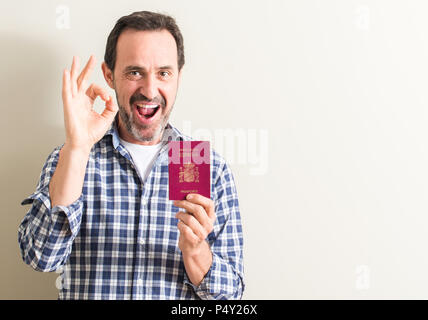 Älterer Mann mit spanischen Pass tun ok Zeichen mit den Fingern, ausgezeichnete Symbol Stockfoto
