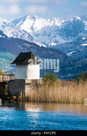 Idyllische Landschaften an den Ufern des Oberen Zürichsee mit dem historischen Holzsteg (Teil des Jakobswegs) und der Heilighusli Chappel in t Stockfoto