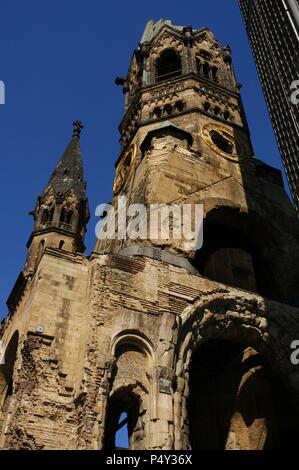 Deutschland. Berlin. Kaiser Wilhelm Gedächtniskirche. 1891-1895. Gebaut von Franz Heinrich Schwechten (1841-1924). Während des Zweiten Weltkriegs bombardiert, behält die Turmruine von Gebäuden umgeben zwischen 1951 und 1961 errichtet. Stockfoto