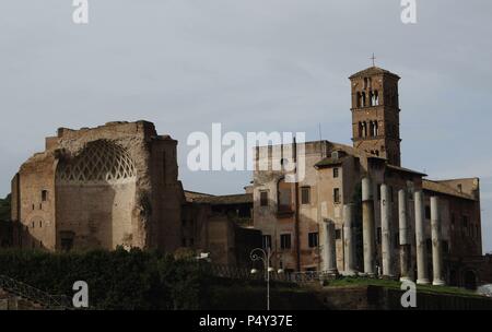 Italien. Rom. Hinterer Bereich der Kirche der hl. Francesca Romana (Santa Francesca Romana) mit dem Glockenturm. 12. Jahrhundert. Erstens, der römische Tempel der Venus und Rom, 2. Forum Romanum. Stockfoto