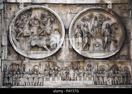 Römische Kunst. Triumphbogen des Konstantin. Triumphbogen errichtet im 4. Jahrhundert (315) durch den Senat zu Ehren des Kaisers Konstantin nach seinem Sieg über Maxentius an der Schlacht von Milvischen Brücke (312). Erleichterung. Rom. Italien. Stockfoto