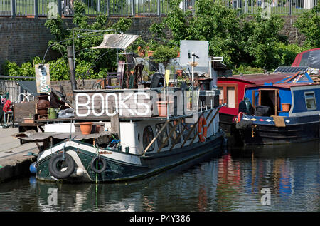 Bücher, Boot auf der Regent's Canal, Bücher zu verkaufen, Kings Cross, London England Großbritannien UK Stockfoto