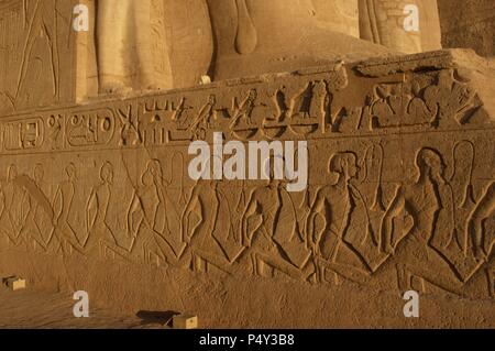 Ägyptische Kunst Relief zeigt eine Gruppe von Gefangenen mit asiatischen Funktionen (symbolisiert die Feinde Ägyptens Grenze). Tempel von Ramses II. Neuen Reich. Abu Simbel. Ägypten. Stockfoto