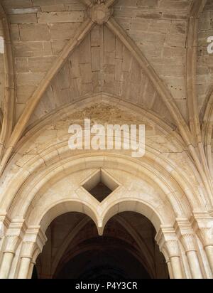 Romanische Kunst Kloster Santes Creus. Zisterzienserabtei. Eingang zum Kapitel Haus coverred mit Gewölbe. Santes Creus. Katalonien. Spanien. Stockfoto