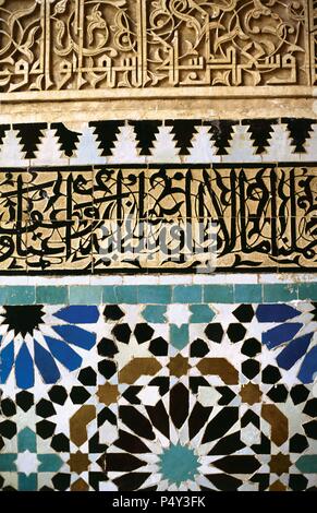Mosaik mit arabischen und Kufischer Kalligraphie (oben) an einer Wand der Medrese. Fes. Marokko. Stockfoto