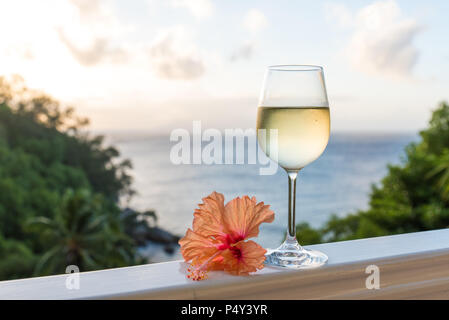Romantische Momente im Sommer bei Sonnenuntergang mit zwei Gläser Weißwein-romantischen Urlaub Konzept mit schönen Blick auf die tropischen Strand und Echtheitszertifikate Stockfoto